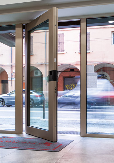 Nova | Porte d’entrée blindée en aluminium et verre | Portes d'entrée | Oikos Venezia – Architetture d’ingresso