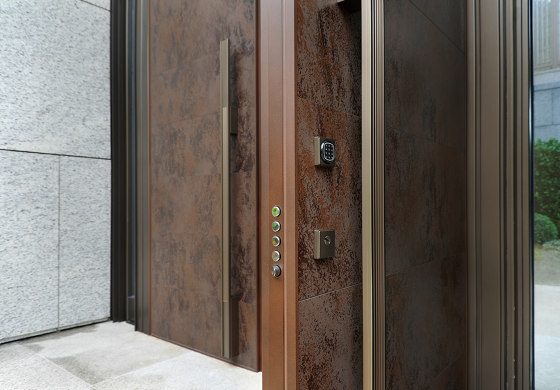 Tekno | Porta blindata con rivestimento in Laminam | Porte casa | Oikos – Architetture d’ingresso