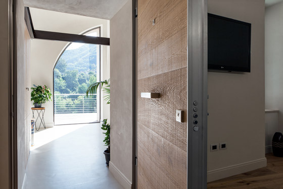 Tekno | The safety door with concealed hinges | Entrance doors | Oikos Venezia – Architetture d’ingresso