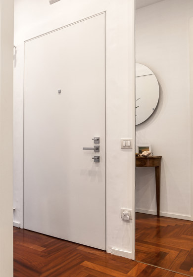 Tekno | The safety door with concealed hinges | Entrance doors | Oikos – Architetture d’ingresso
