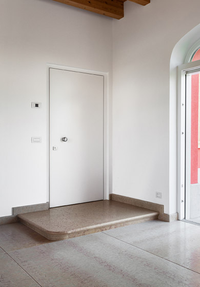 Project | Sicherheitstür für Innenräume mit versenkbaren Bändern | Innentüren | Oikos – Architetture d’ingresso