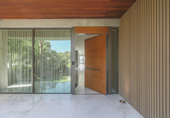 Synua | Pivot wooden Oak safety door | Entrance doors | Oikos – Architetture d’ingresso