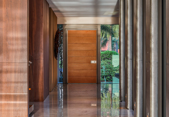 Synua | Porte d’entrée pivotante blindée en bois Chêne | Portes d'entrée | Oikos – Architetture d’ingresso