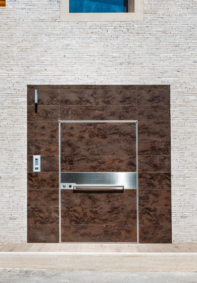 Synua | La porte blindée pour les grandes dimensions, avec fonctionnement pivotant vertical et coplanaire au mur. | Portes d'entrée | Oikos – Architetture d’ingresso