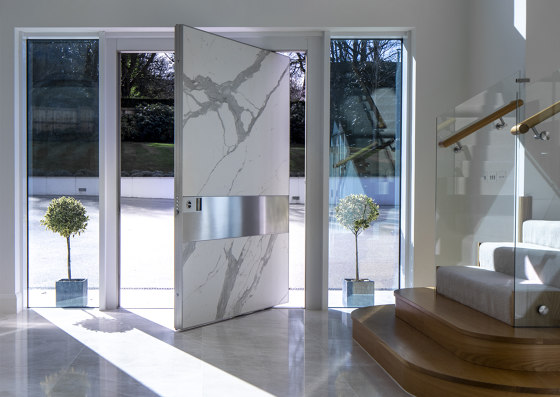Synua | The safety door for large dimensions, with vertical pivot operation and installation coplanar with the wall | Entrance doors | Oikos – Architetture d’ingresso