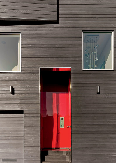 Synua | The safety door for large dimensions, with vertical pivot operation and installation coplanar with the wall. | Entrance doors | Oikos Venezia – Architetture d’ingresso