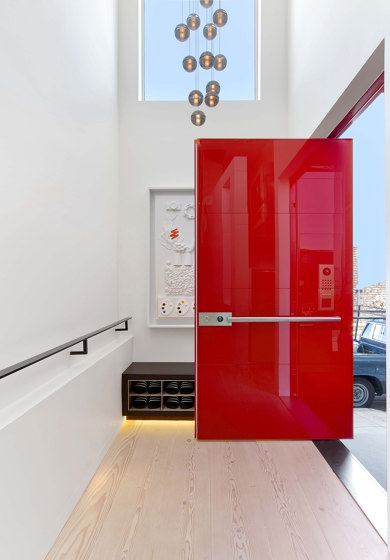 Synua | The safety door for large dimensions, with vertical pivot operation and installation coplanar with the wall. by Oikos – Architetture d’ingresso | Entrance doors