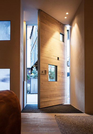 Synua | La porta blindata per le grandi dimensioni con funzionamento a bilico verticale e complanare al muro. | Porte casa | Oikos – Architetture d’ingresso