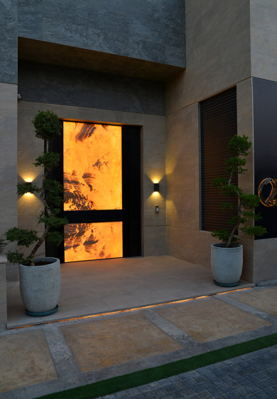Synua | Drehbare Sicherheitstür aus Onyx mit Hinterbeleuchtung | Haustüren | Oikos – Architetture d’ingresso