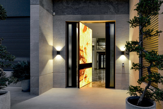 Synua | La puerta blindada para las grandes dimensiones, con funcionamiento de pivote vertical y complanar con la pared | Puertas de las casas | Oikos Venezia – Architetture d’ingresso