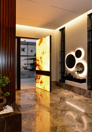 Synua | The safety door with covering in backlit Onyx Arco Iris | Entrance doors | Oikos – Architetture d’ingresso