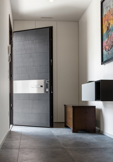Evolution | The safety door with exposed hinges that meets any request for customization. | Entrance doors | Oikos Venezia – Architetture d’ingresso