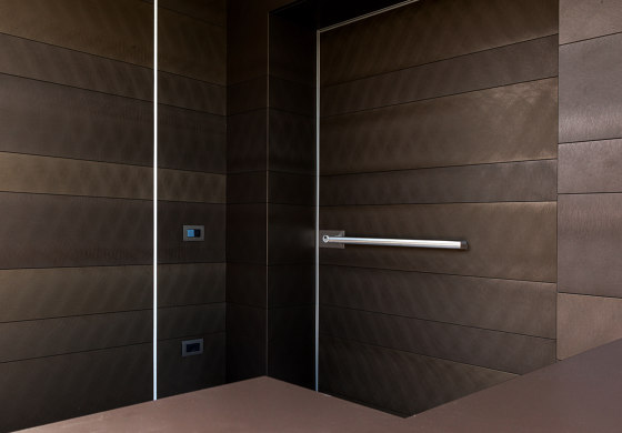 Synua Wall System - boiserie | Entrance doors | Oikos – Architetture d’ingresso
