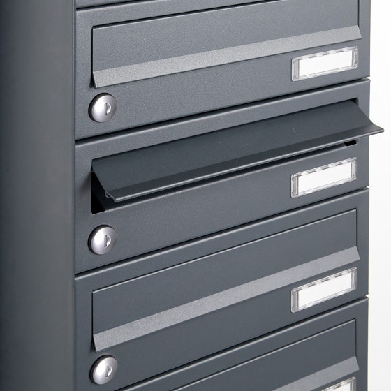 Basic | 4er Edelstahl Briefkastenstele BASIC Plus 864X mit Paketfach 550x370 - RAL nach Wahl | Briefkästen | Briefkasten Manufaktur