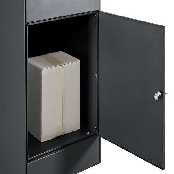 Basic | 3er Edelstahl Briefkastenstele BASIC Plus 864X mit Paketfach 550x370 & Klingelkasten - RAL nach Wahl Oben | Buzones | Briefkasten Manufaktur