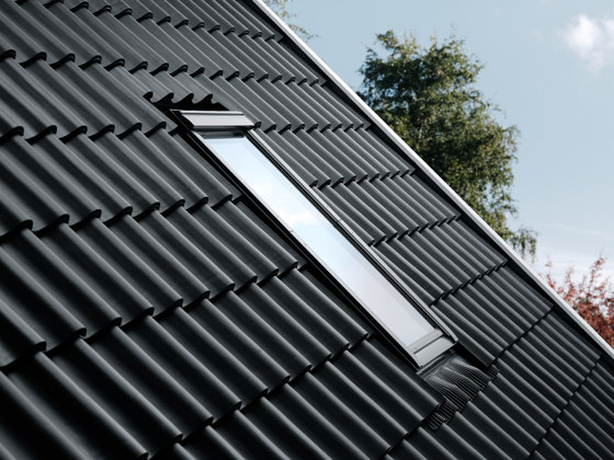 VELUX manual centre-pivot roof window GGU | Window types | VELUX Group