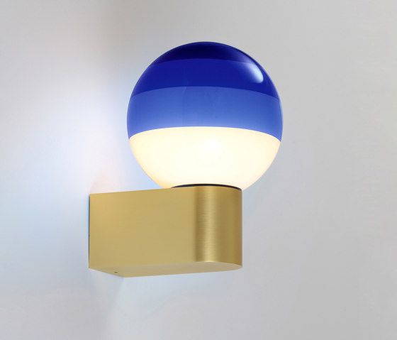 Dipping Light A1-13 Azul-Latón cepillado | Lámparas de pared | Marset