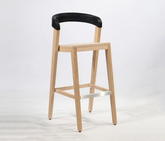 Play Barstool - Upholstered back - Oak natural | Sgabelli bancone | Wildspirit