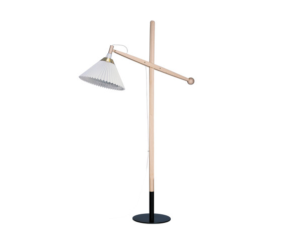 Classic Model 325LO by LE KLINT | Free-standing lights