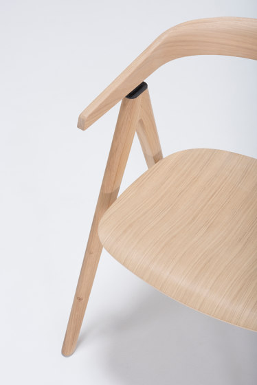 Ava chair | Oak Veneer | Chaises | Gazzda