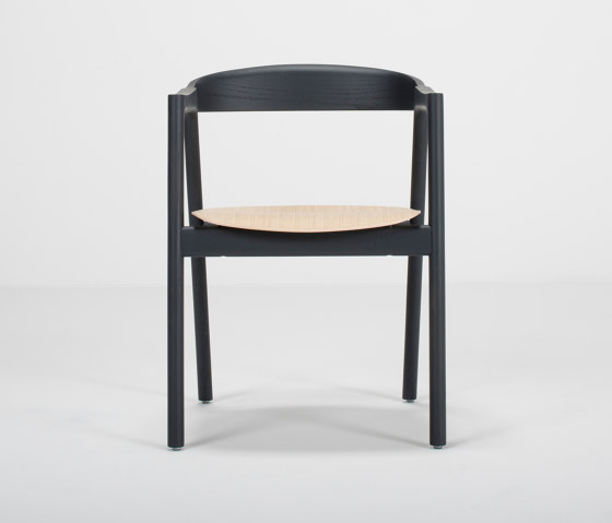 Muna lounge chair | Oak Veneer | Chaises | Gazzda