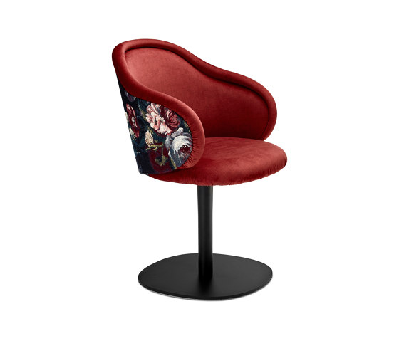 Ona | Curved Armchair with central leg | Chairs | FREIFRAU MANUFAKTUR