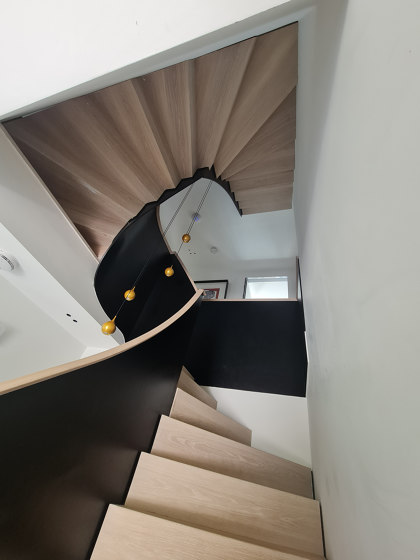 Zig Zag stair with flat steel balustrade by Siller Treppen | Staircase systems