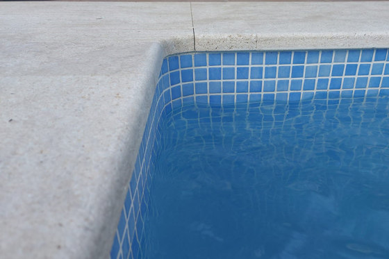 Bordillo de piscina en piedra | Planchas de piedra natural | Rosal Stones