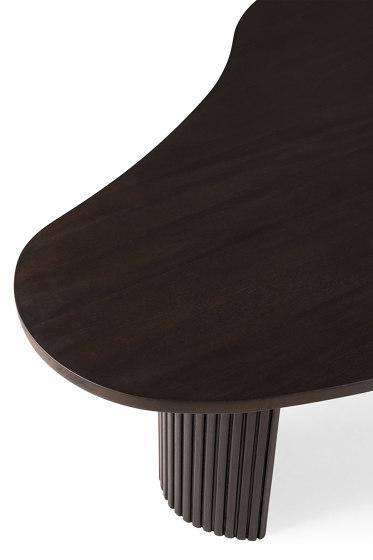 Boomerang | Mahogany dark brown coffee table - varnished | Tavolini bassi | Ethnicraft