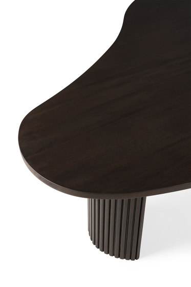 Boomerang | Mahogany dark brown coffee table - varnished | Couchtische | Ethnicraft