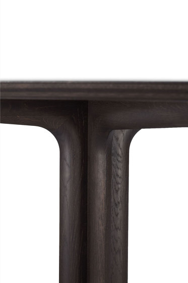 Corto | Oak brown dining table - varnished | Dining tables | Ethnicraft