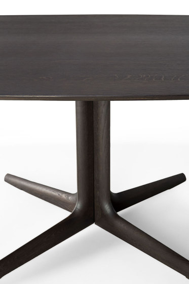 Corto | Oak brown dining table - varnished | Esstische | Ethnicraft