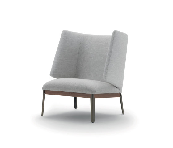 Hug Sessel - Version mit hoher Rückenlehne und Nussbaum-Canalettoprofilen | Sessel | ARFLEX