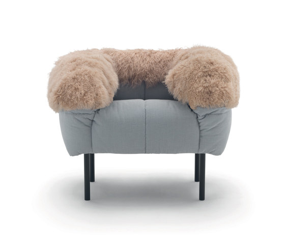 Pecorelle Armchair - Version with pink fur accessory | Armchairs | ARFLEX