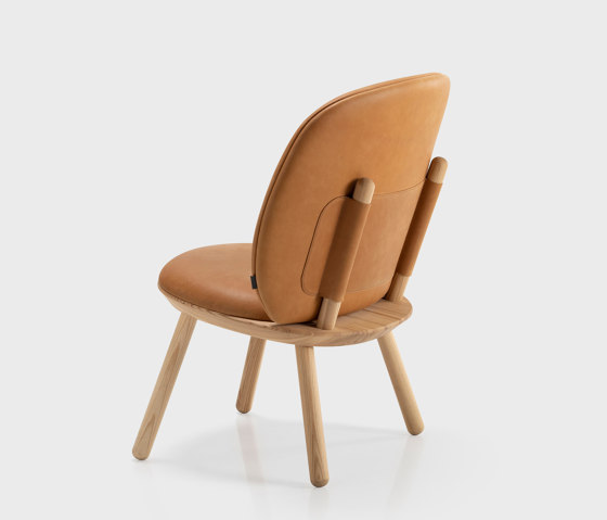 Naïve Low Chair, natural oiled ash frame, Vintage cognac leather | Poltrone | EMKO PLACE