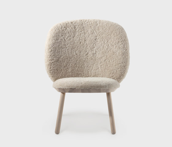 Naïve Low Chair, natural oiled ash frame, sheep skin | Poltrone | EMKO PLACE