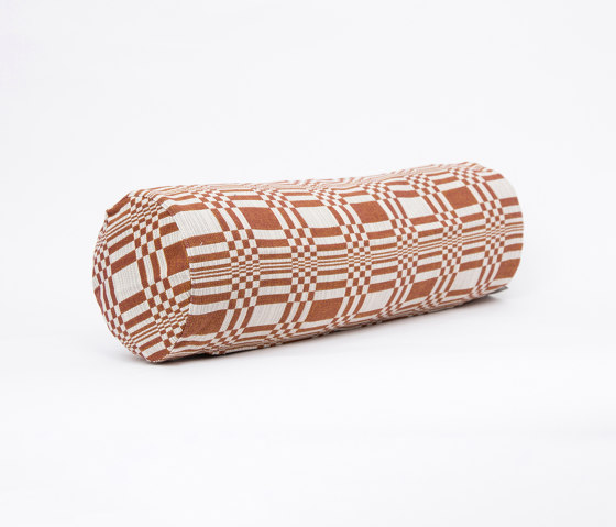 Tube Cushion Doris Brick | Coussins | Johanna Gullichsen