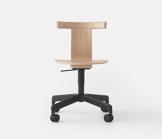 Jiro Swivel Chair Natural - Black Base with Casters | Sedie | Resident