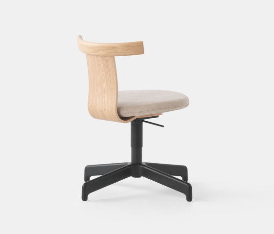Jiro Swivel Chair Natural - Black Base - Upholstered | Stühle | Resident