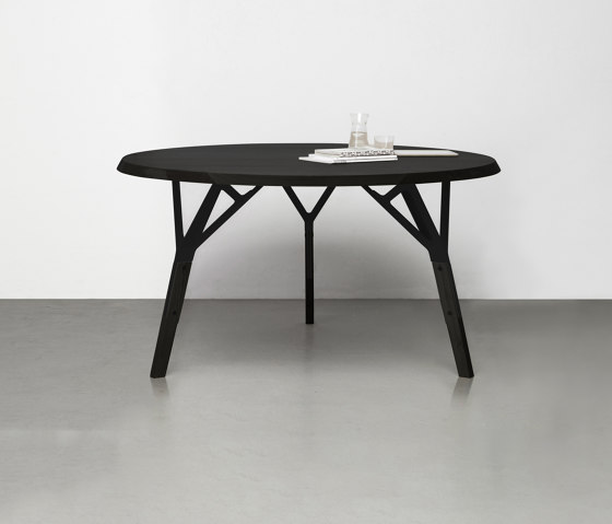 Stammtisch round table, solid wood top, stained in black | Dining tables | Quodes