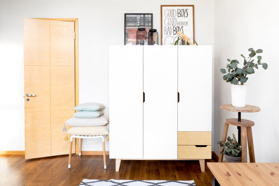 Armoire HUH avec 3 portes et 2 tiroirs | Armoires | Radis Furniture