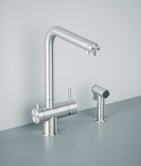 AISI316L stainless steel kitchen sink mixer for water treatment withseparated water flows and shut-off extractable handshower | Robinetterie de cuisine | Quadrodesign