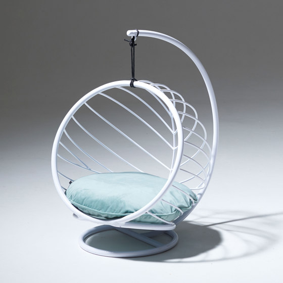 Furry Friends Pet Bed - Small Bubble on stand | Lits de chien | Studio Stirling