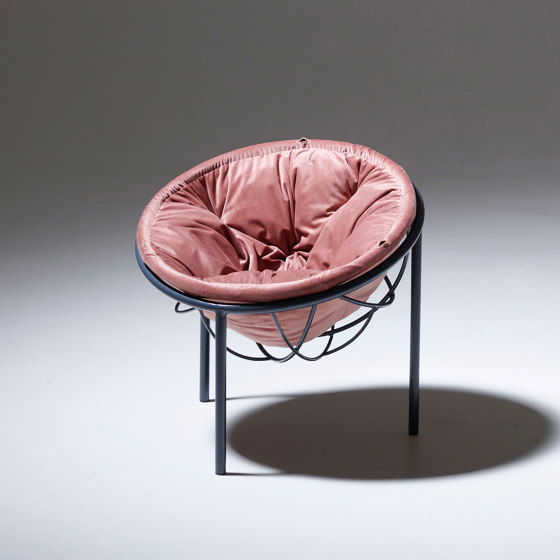 Furry Friends Pet Bed - Hanging Basket & stand | Lits de chien | Studio Stirling
