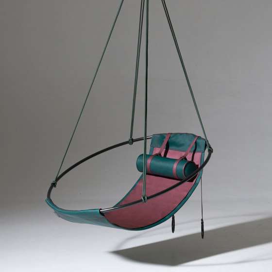 Sling Hanging Chair - Outdoor (Forest and Rubine) | Balancelles | Studio Stirling