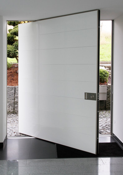 Synua | La porte blindée pour les grandes dimensions, avec fonctionnement pivotant vertical et coplanaire au mur | Portes d'entrée | Oikos – Architetture d’ingresso