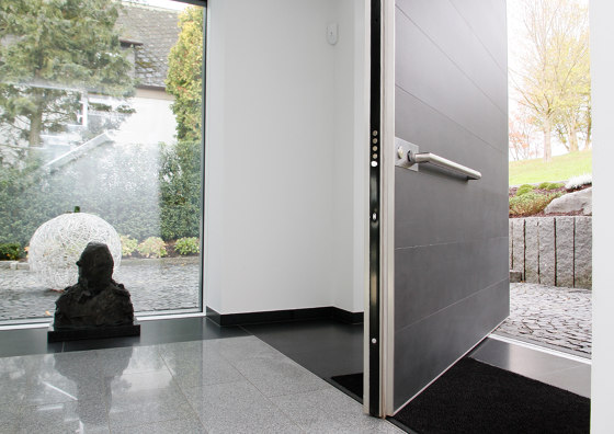 Synua | La porte blindée pour les grandes dimensions, avec fonctionnement pivotant vertical et coplanaire au mur | Portes d'entrée | Oikos – Architetture d’ingresso