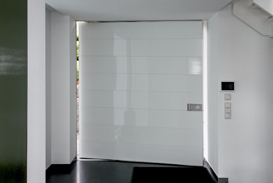 Synua | La porte blindée pour les grandes dimensions, avec fonctionnement pivotant vertical et coplanaire au mur | Portes d'entrée | Oikos Venezia – Architetture d’ingresso