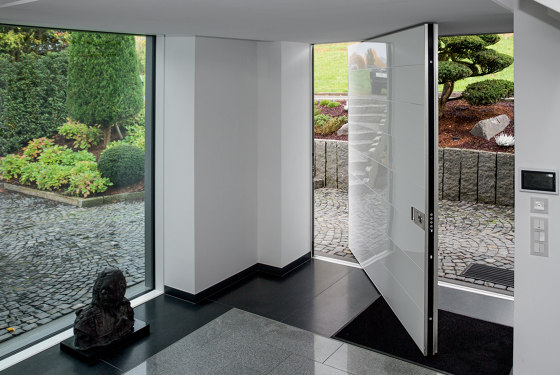 Synua | The safety door for large dimensions, with vertical pivot operation and installation coplanar with the wall | Entrance doors | Oikos Venezia – Architetture d’ingresso