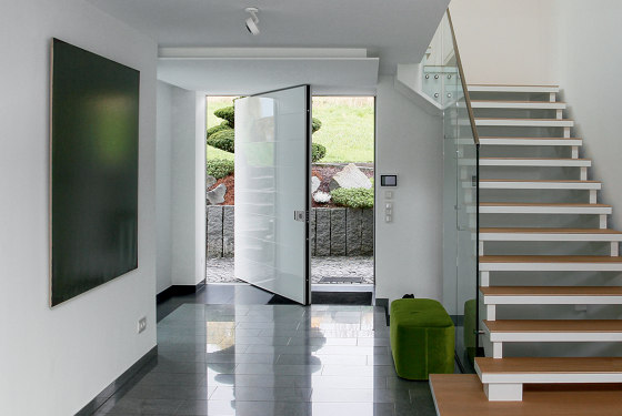 Synua | La porta blindata per le grandi dimensioni con funzionamento a bilico verticale e complanare al muro | Porte casa | Oikos Venezia – Architetture d’ingresso